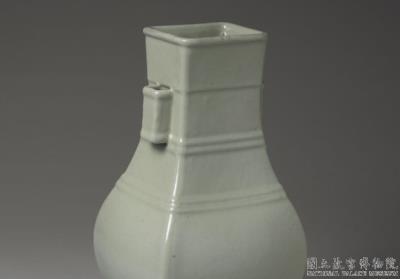 图片[2]-Vase with tubular handles and linear pattern in green glaze, Qing dynasty, Yongzheng reign (1723-1735)-China Archive